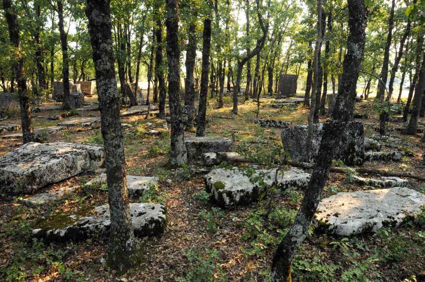 Prahistorijski tumulus i nekropola sa stećcima Grebnice – Bunčići u selu Radmilovića Dubrava, povijesno područje
